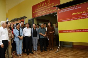 中央檢查委員會主任陳錦秀（前中）親往檢查平福省選舉準備工作。（圖源：A. Lộc）