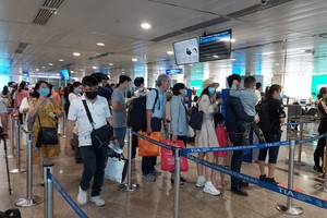 新山一機場安檢區人流通暢無阻