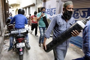 印度新德里新冠疫情失控，氧氣瓶等醫療資源極度短缺。（圖源：互聯網）