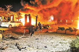 當地時間21日晚10時30分，巴基斯坦俾路支省首府奎達的塞倫納酒店停車場發生汽車爆炸事件。（圖源：互聯網）