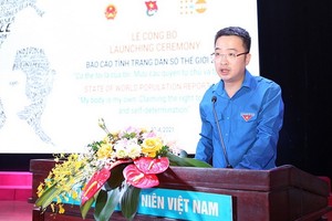 越南青聯會常務副主席阮祥林在“2021年世界人口狀況報告”公佈儀式上發言。（圖源：登海）