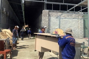 位於芽莊市阮必成街上的高雄餐廳之違建工程被強迫拆除。（圖源：國日）