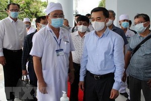 衛生部副部長陳文舜（前右）親往薄寮省進行實地督查和調研當地防疫工作。（圖源：越通社）