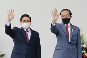 政府總理范明政(左)與印尼總統佐科‧維多多。（圖源：越通社）