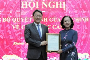 阮海寧同志（左）從中央組織部長張氏梅手中接過人事委任《決定》。（圖源：文玉）