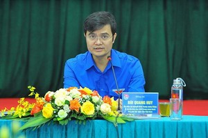 共青團中央書記處常務書記裴光輝（左五）在會議上作出總結報告。（圖源：越通社）