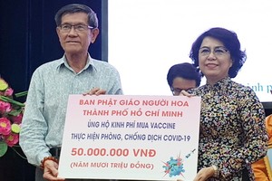 市華人佛教會代表捐款予購買疫苗防疫基金。