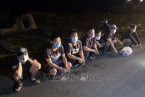 河仙市國際口岸附近24日凌晨2時許，非法出境柬埔寨的7名中國籍人員被職能力量查獲並拘留。（圖源：越通社）