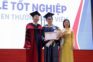 阮富強（中）在畢業典禮上榮獲嘉獎。（圖源：垂玲）