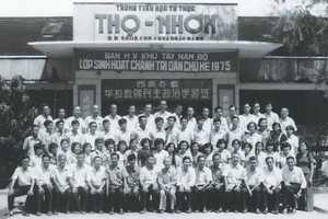 1975年南部西區各省華校教師在民立政治學習班留影。