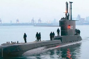 印尼海軍24日證實失聯潛艦已沉沒，圖為該艘潛艦早前停泊在泗水基地的身影。（圖源：Getty Images）