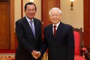 黨中央總書記阮富仲（右）與柬埔寨王國政府總理洪森。（圖源：VGP）