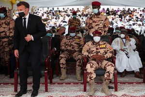 法國總統馬克龍（前左）出席德比的葬禮。（圖源：路透社）