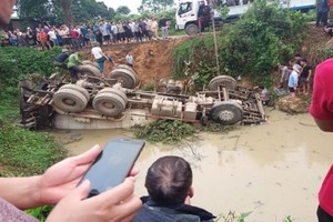 混凝土攪拌車側翻墜落池塘　司機死亡