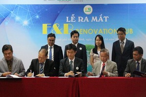 F&B Renovation Hub 聯合創始單位代表簽署業績目標承諾協議。（圖源：金屋）