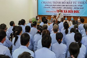 培德精舍常務副會長賴遠東致詞慰問術後白內障病人。