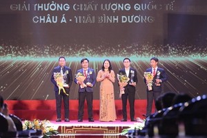 國家副主席武氏映春（中）向得獎企業頒發獎項。（圖源：文峰）