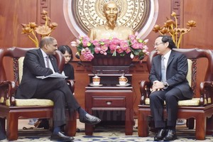 市委書記阮文年（右）接見拉特南大使。（圖源：市黨部新聞網）