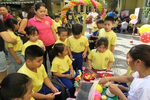 小朋友們學捏橡皮泥。（圖源：秋心）