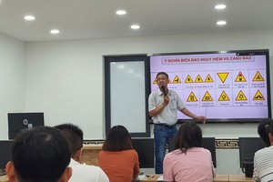 為了駕駛電動汽車，駕駛者必須參加駕駛培訓與駕照考核。