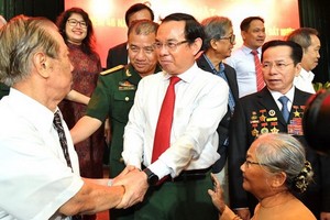 市委書記阮文年與革命老前輩交談。（圖源：光定）