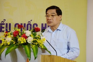 國會民族委員會主席何玉戰在會上發言。（圖源：春瓊）