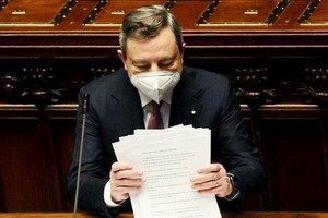 4月26日，德拉吉在眾議院發表講話時整理文件。（圖源：互聯網）