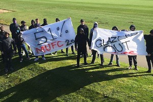 曼聯球迷闖訓練基地抗議。（圖源：互聯網）