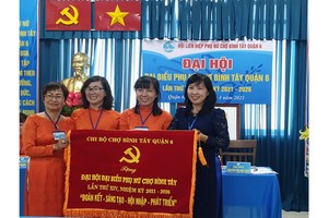 華人商販應氏蓮(左一)與各代表領取錦旗。