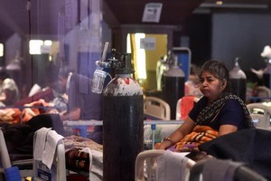 4月29日，一名在印度新德里一處新冠治療中心接受治療的患者坐在床上。（圖源：新華社）