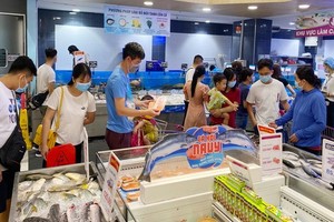 消費者在本市的一家超市選購水海產品。（圖源：高昇）