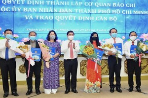 市人委會主席阮成鋒（中）向直屬市人委會的新聞媒體機關領導頒授人事委任《決定》。（圖源：越勇）