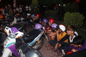 被扣押的飆車團夥及摩托車。（圖源：交警局）