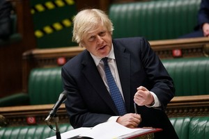 圖為2021年3月10日，英國首相約翰遜出席下議院會議。（圖源：路透社）