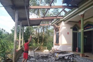 圖為河靖省香溪縣香平鄉一民房遭強降雨夾旋風吹襲掀頂和損壞現場。