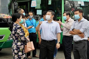 市領導檢察第八郡車站的防疫工作。（圖源：黃雄）