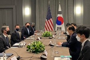 韓外長官鄭義溶（右二）與美國務卿布林肯（左一）舉行會談。（圖源：互聯網）