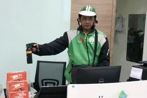 被當場捉獲的劫匪阮天玉及作案工具的催淚劑。（圖源：靈芝）