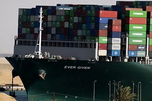 此前在埃及蘇伊士運河擱淺的大型集裝箱貨輪“長賜”號繼續被扣押。（圖源：互聯網）