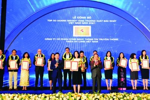 千禧龍傳媒領獎。