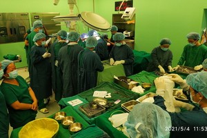 器官捐贈移植團隊在手術室中執行器官捐贈摘取手術。（圖源：二嘉）