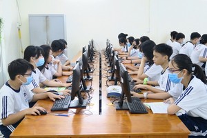 學生在上信息學課程。（圖源：秋心）