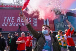 曼聯球迷闖入球場抗議格雷澤家族。（圖源：互聯網）