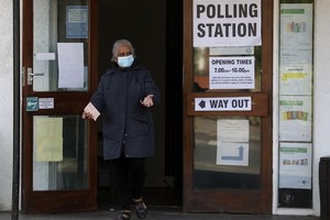 選民在倫敦一個票站投票。（圖源：AP）