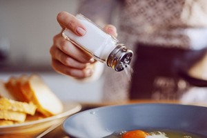 世界衛生組織建議的成人每日鈉攝入量為2克，相當於每日5克鹽，但目前全球大多數人口的攝入量幾乎都是推薦量的兩倍。（示意圖源：互聯網）