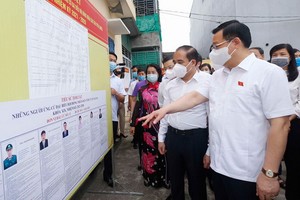 國會主席王廷惠（前）與工作團前往宣光市安祥坊2號投票區檢查選舉籌備工作。（圖源：尹俊）