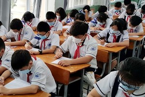 學生戴口罩上課。