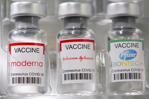 莫德納，強生及輝瑞BioNTech新冠疫苗的藥瓶。（圖源：路透社）