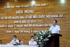 海防市委書記、原本市市委常務副書記陳留光在講台上闡述自身的行動計劃。（圖源：秋紅）