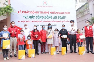 給貧困的兒童贈送禮品。（圖源：越通社）